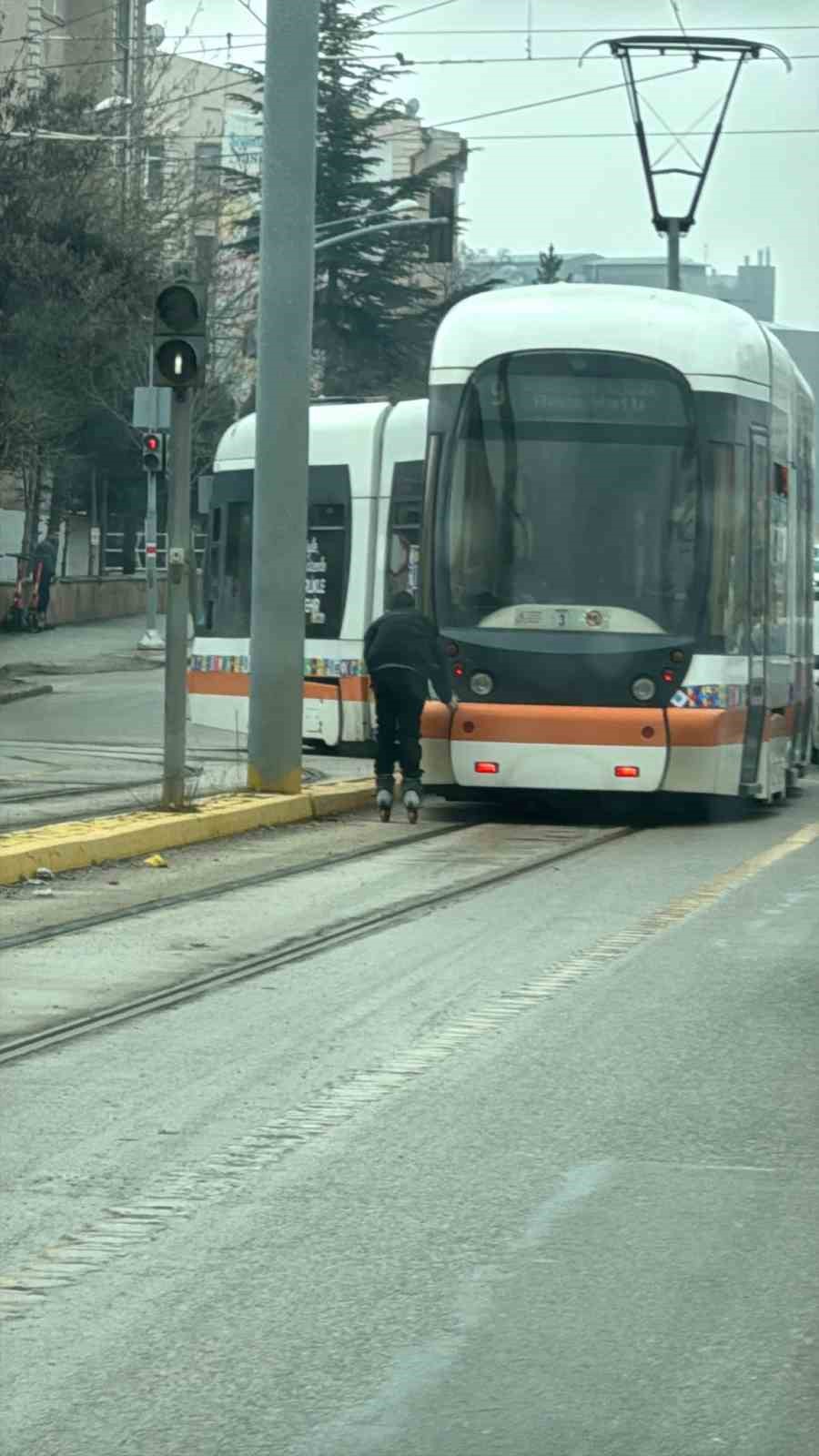Patenli çocuk tramvayın arkasına tutunarak canını hiçe saydı