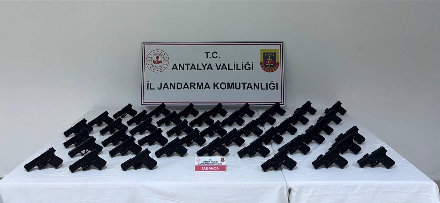 Antalya’da durdurulan araçtan 45 adet ruhsatsız tabanca çıktı