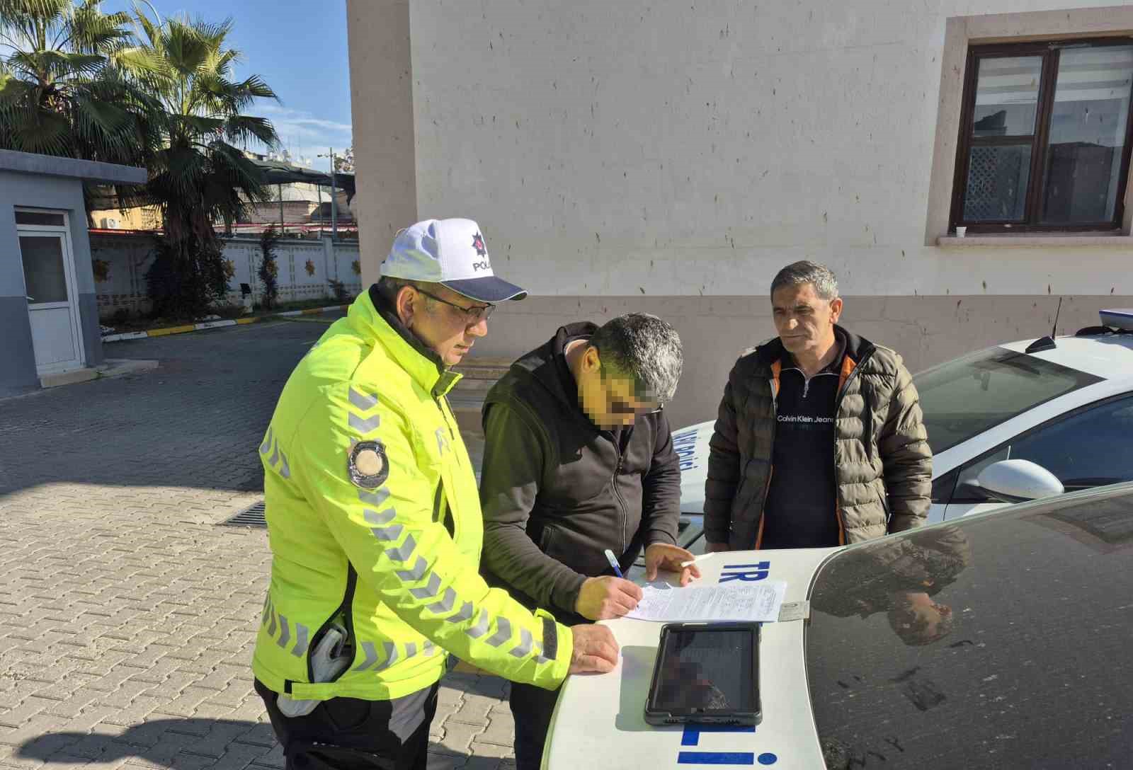 Kaskla servis aracının camını kıran motosikletlinin ehliyetine el konuldu