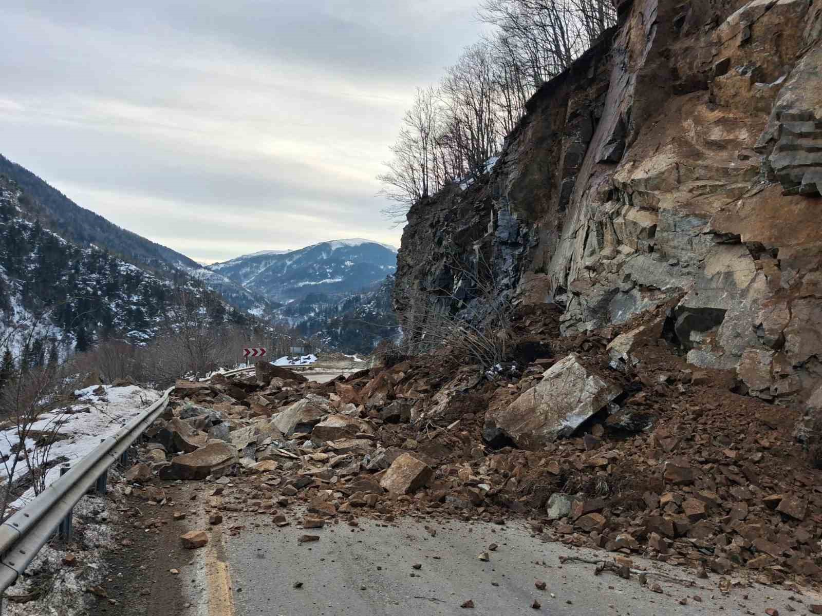 Giresun-Sivas kara yolunda heyelan: Yol kontrollü olarak ulaşıma açıldı