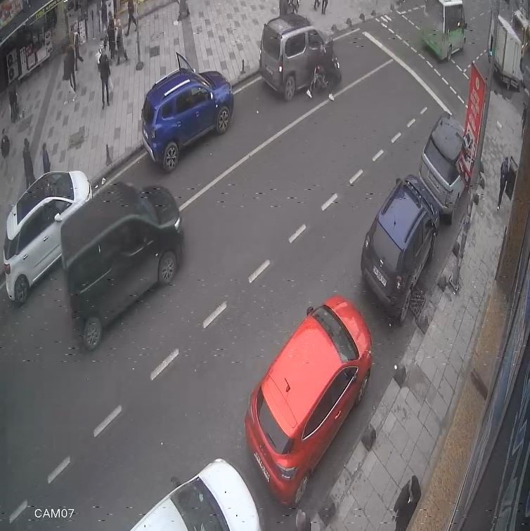 Ön kaldıran motosikletli park halindeki araca çarptı