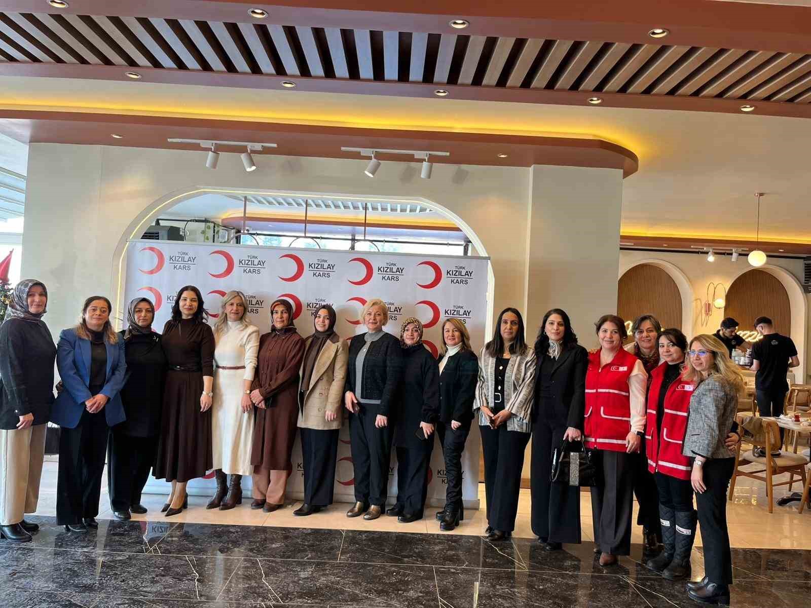 Kars Kızılay’dan sevgi evlerinde kalan çocuklara çikolata etkinliği