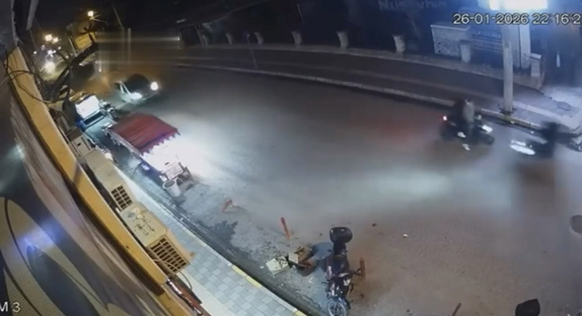Mardin’de motosikletlerin çarpıştığı kaza güvenlik kamerasına yansıdı