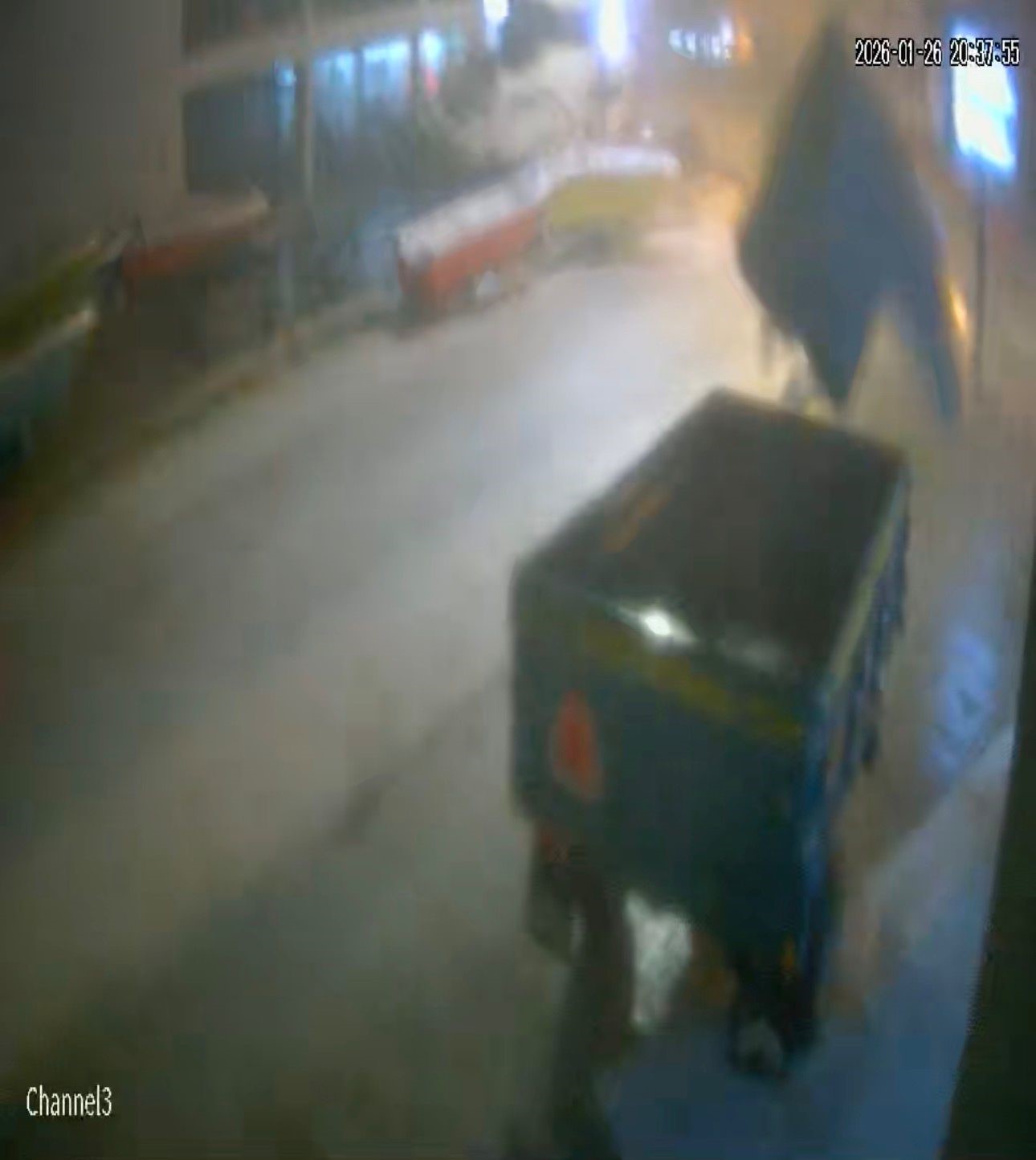 Finike’de hortumun römorku yerinden oynattığı anlar güvenlik kamerasında