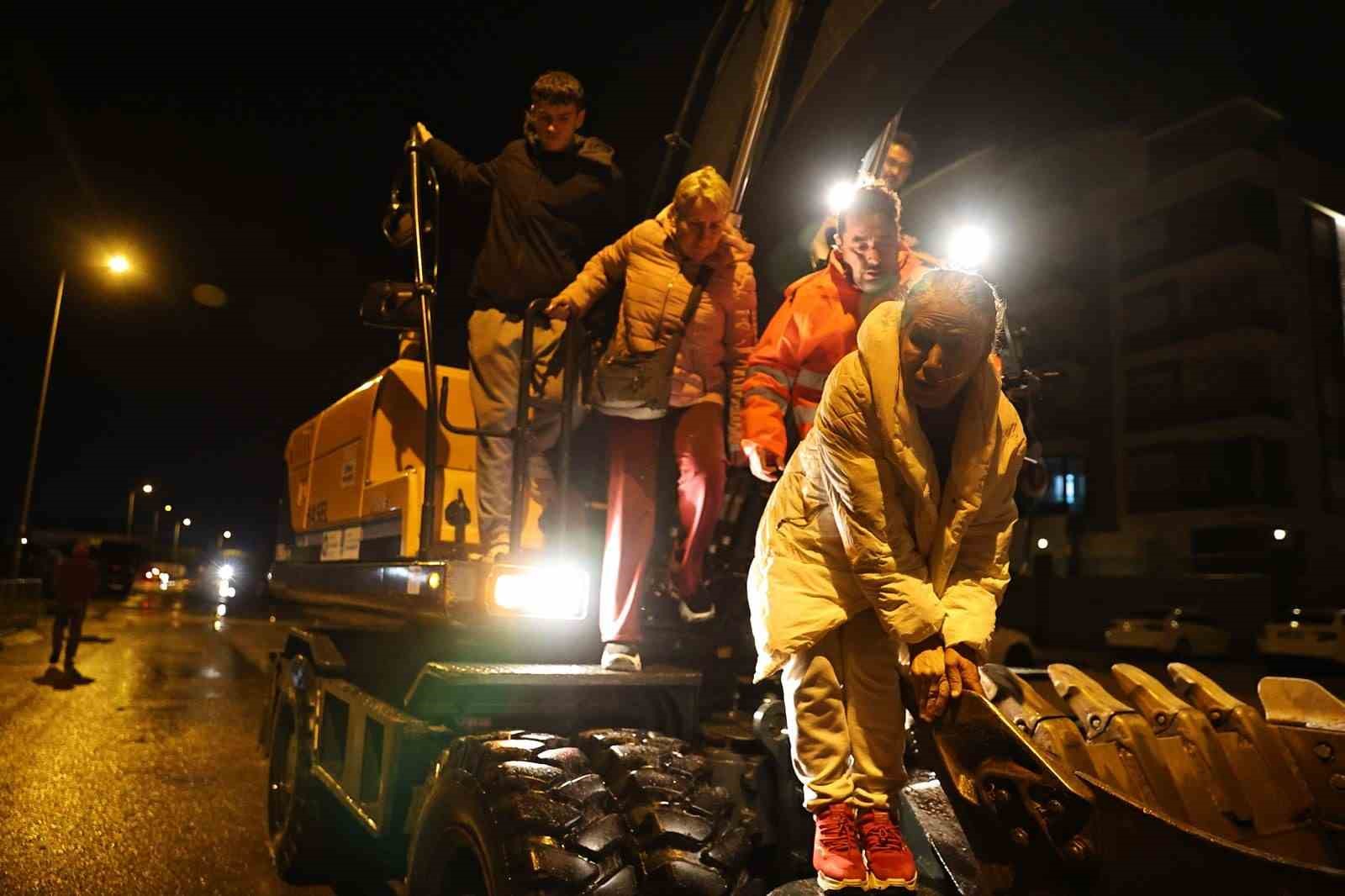 Antalya Büyükşehir Belediyesi 714 personelle hortum ve fırtınaya müdahale etti