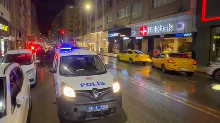 Taksi kapısına çarpan scooterli genç yaralandı