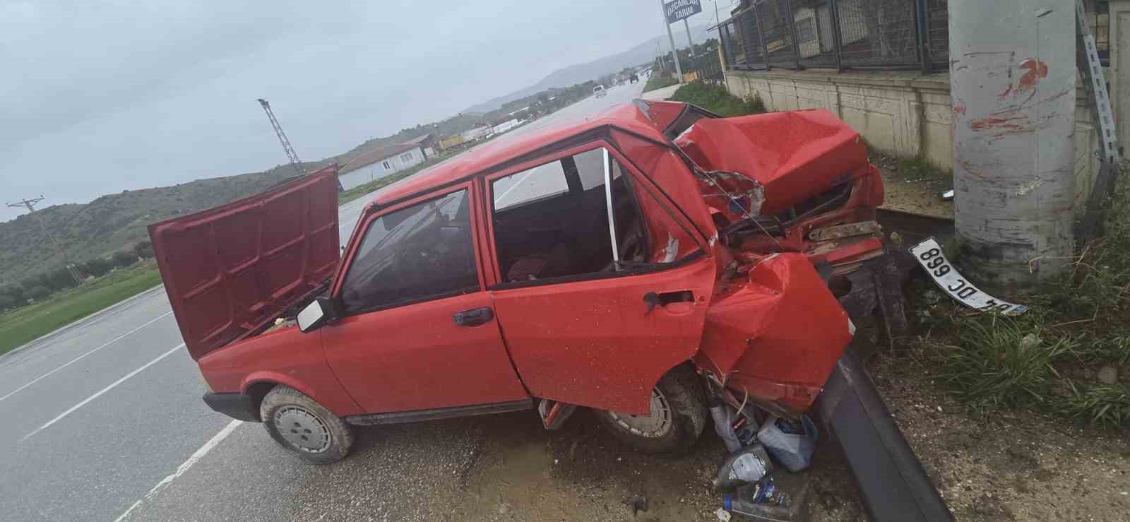 İzmir’de otomobil kontrolden çıktı: 2 yaralı