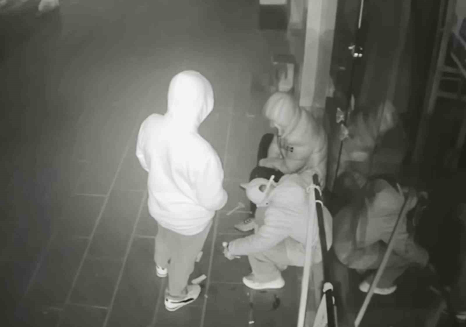 Önce sigara içtiler, sonra sakin sakin dükkanı soydular