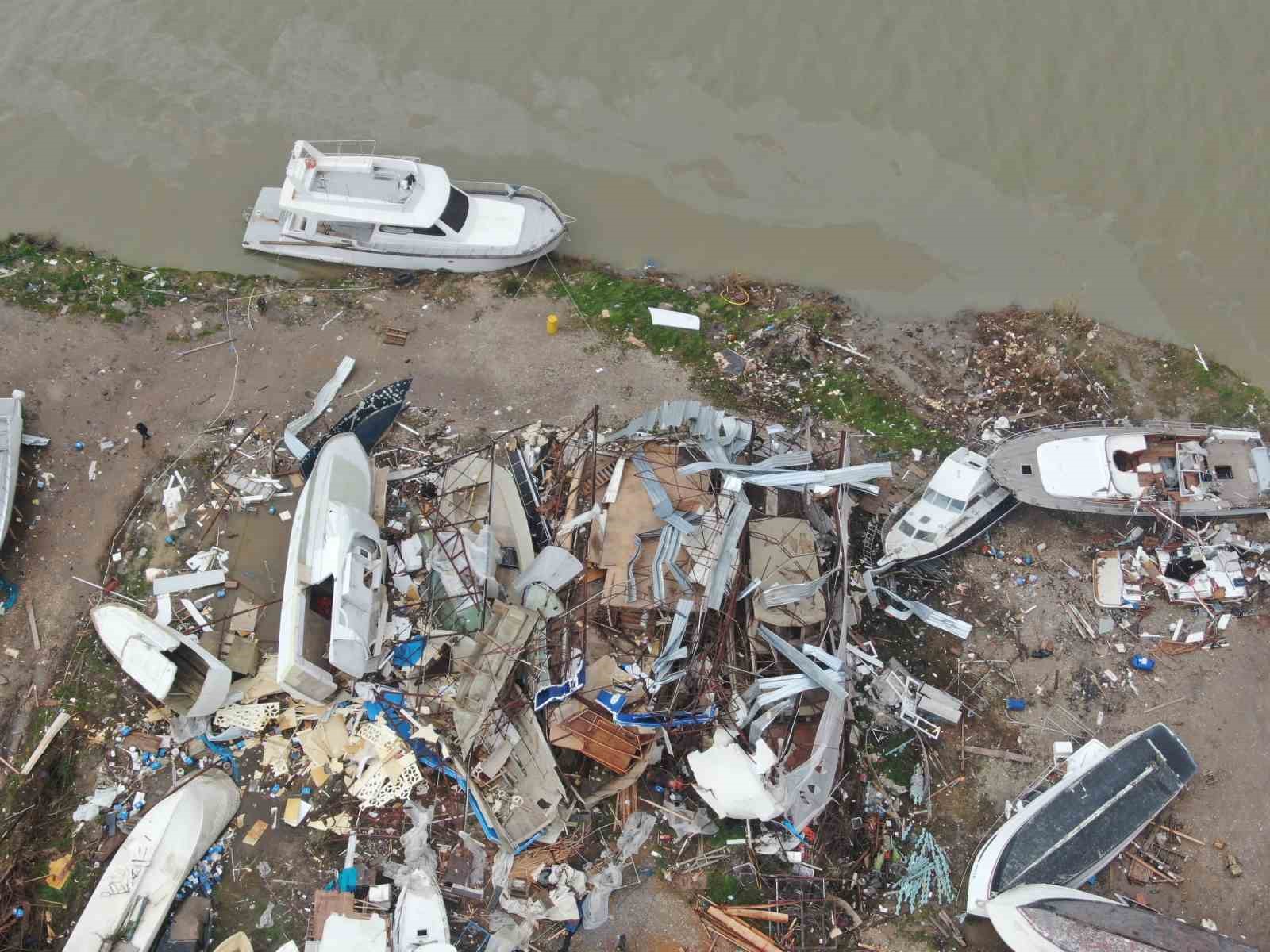 Aksu’da sel ve hortum felaketi: Milyonluk tekneler parçalandı, 700 dönüm alanda seralar sular altında kaldı