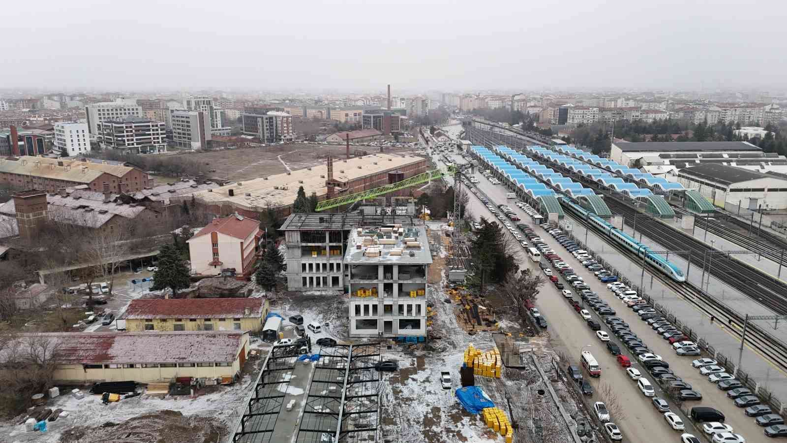 Tonlarca yükü metrelerce yükseklikte adeta iğne deliğinden geçiriyorlar