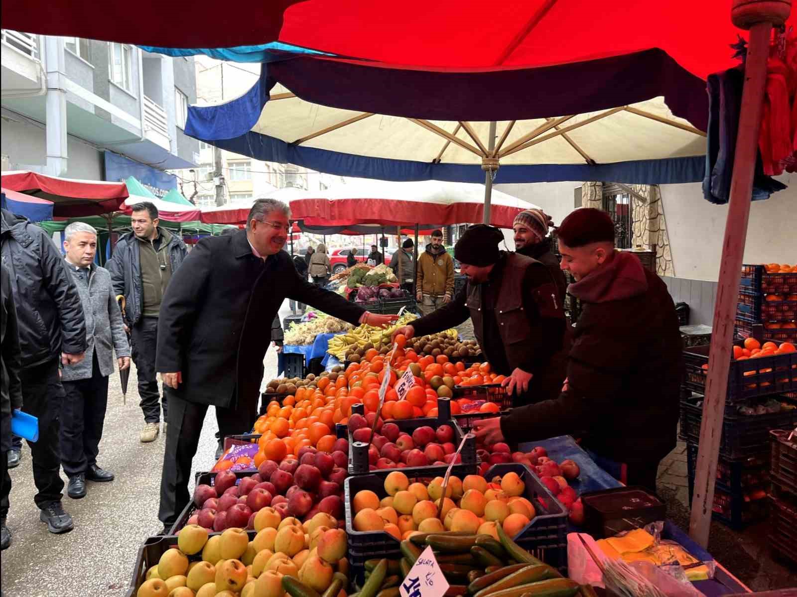 Vali Dr. Erdinç Yılmaz, pazarcı esnafıyla buluştu