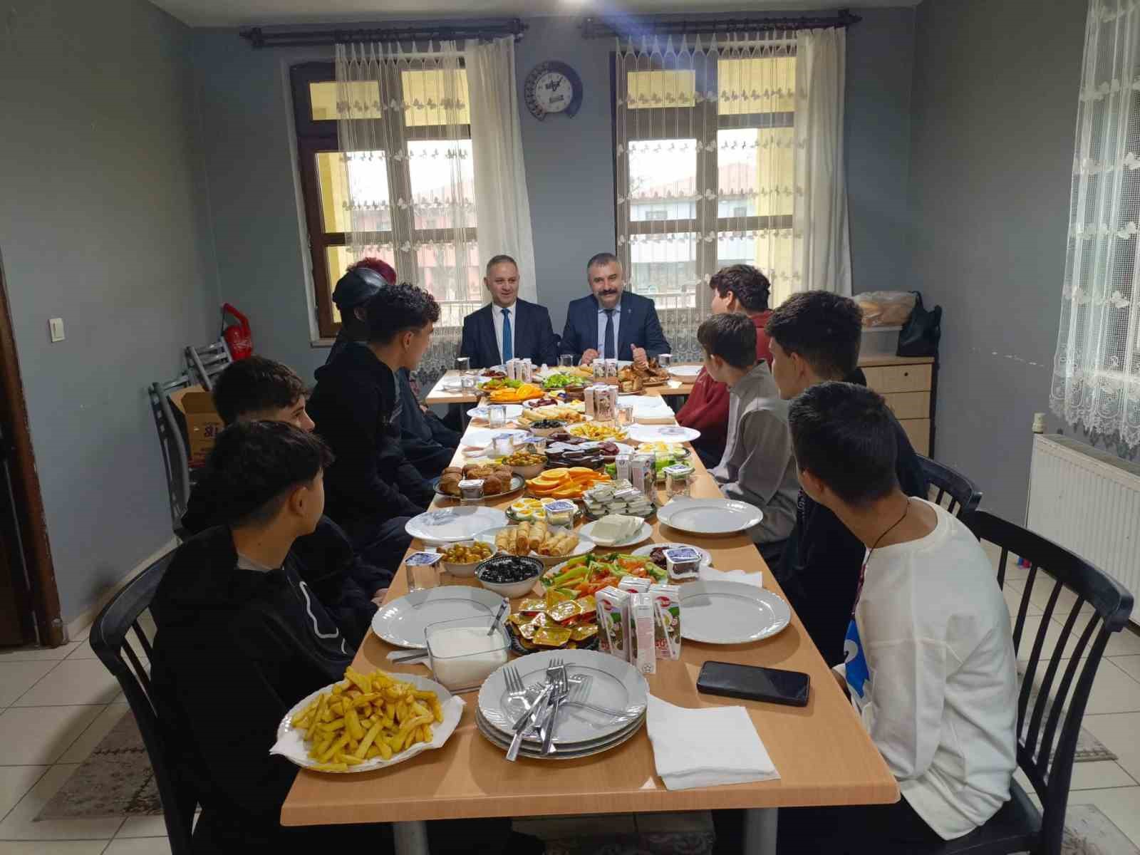 Müdür Bayrak çocuklarla bir araya geldi