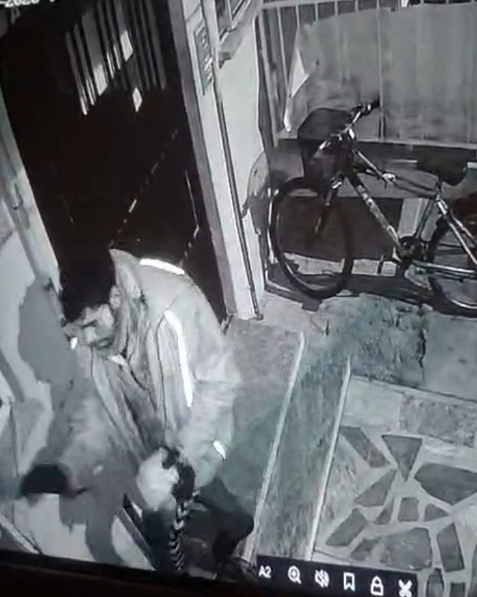 Balkondaki motosiklet ekipmanlarını çaldı