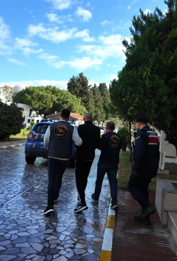 Çanakkale’de 15 yıl hapis cezası ile aranan şahıs saklandığı evde yakalandı