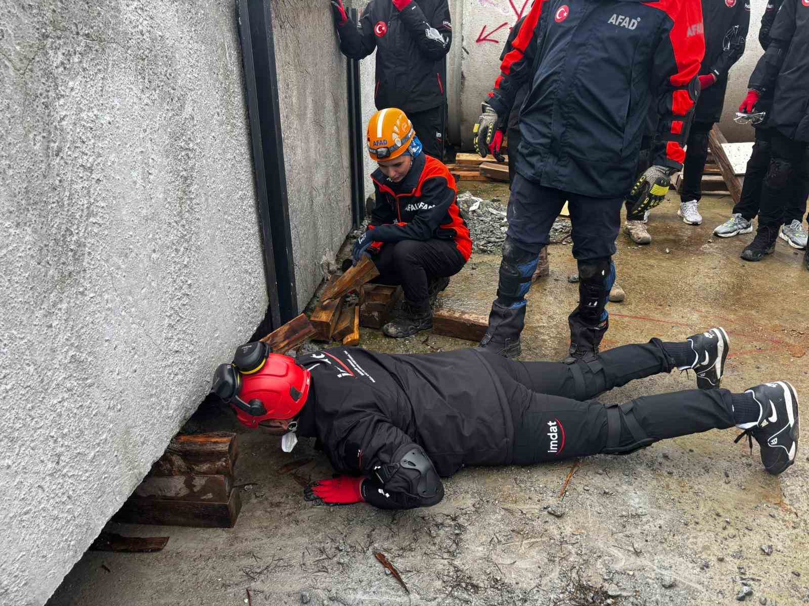 Aydın’da enkazda arama kurtarma eğitimleri sürüyor