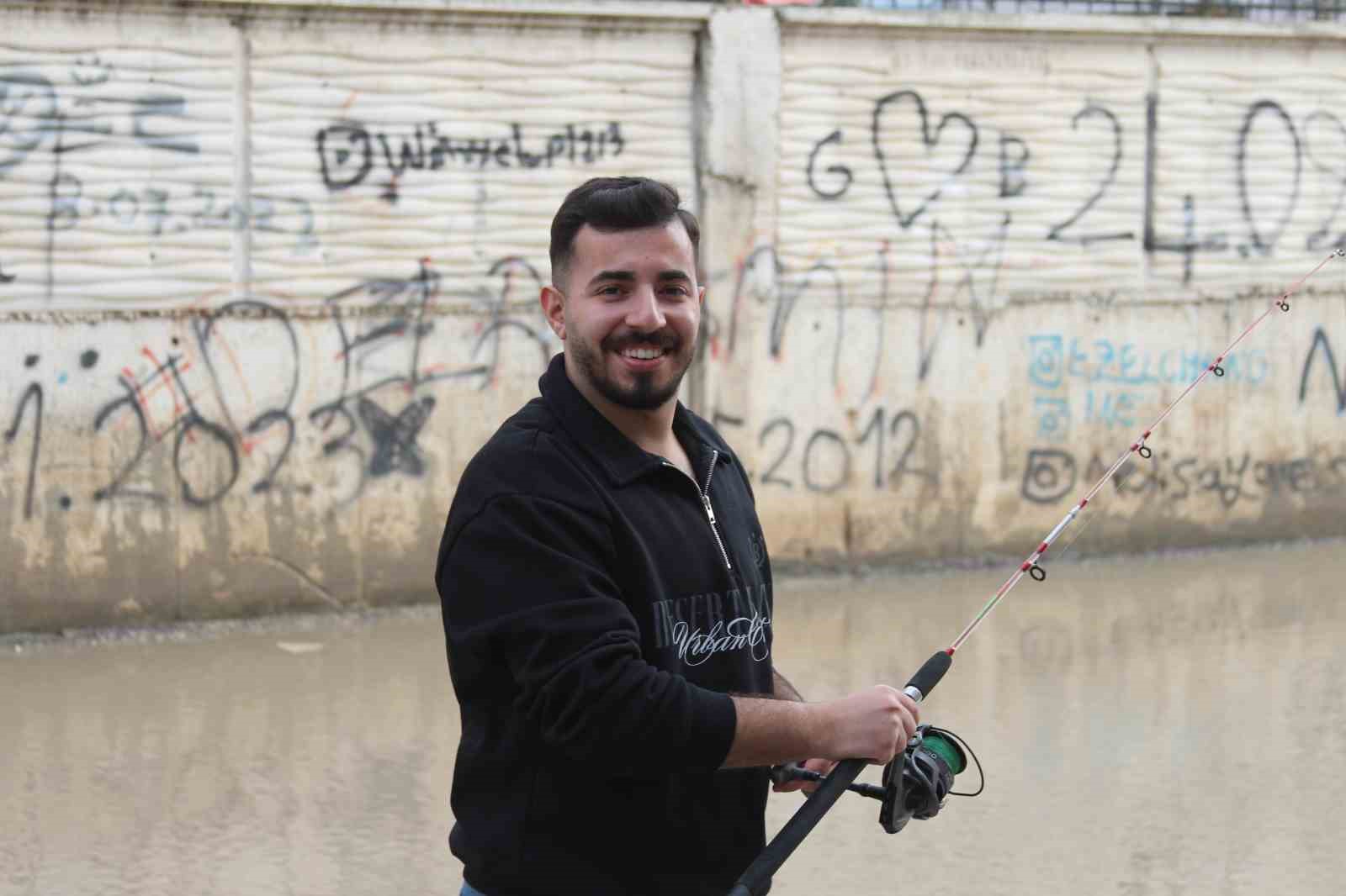 Adana’da altyapı isyanı: Esnaf göle dönen sokakta olta attı