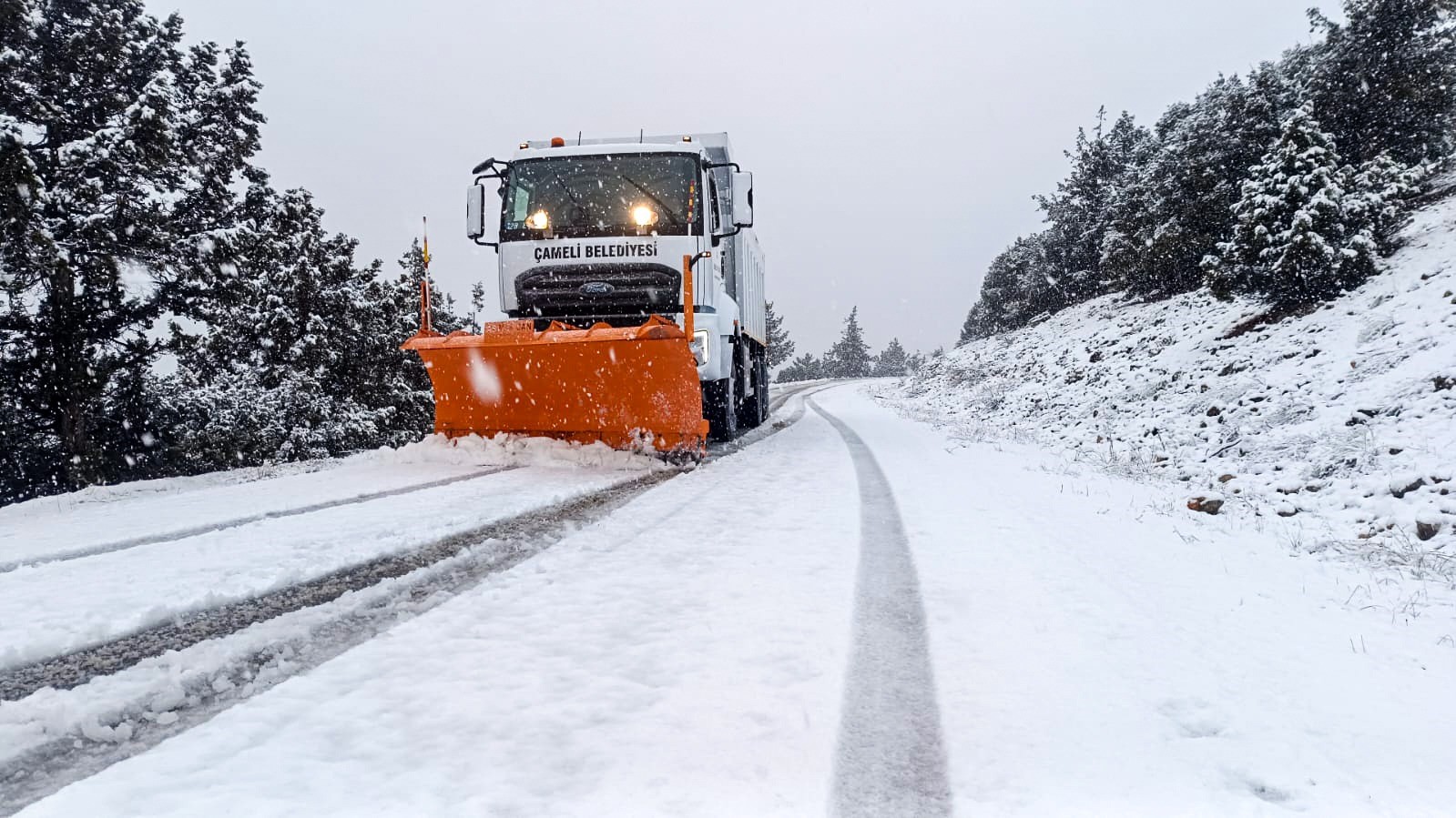 Kar kalınlığı 25 santimetreye ulaşan Çameli’nde saha çalışmalar devam ediyor