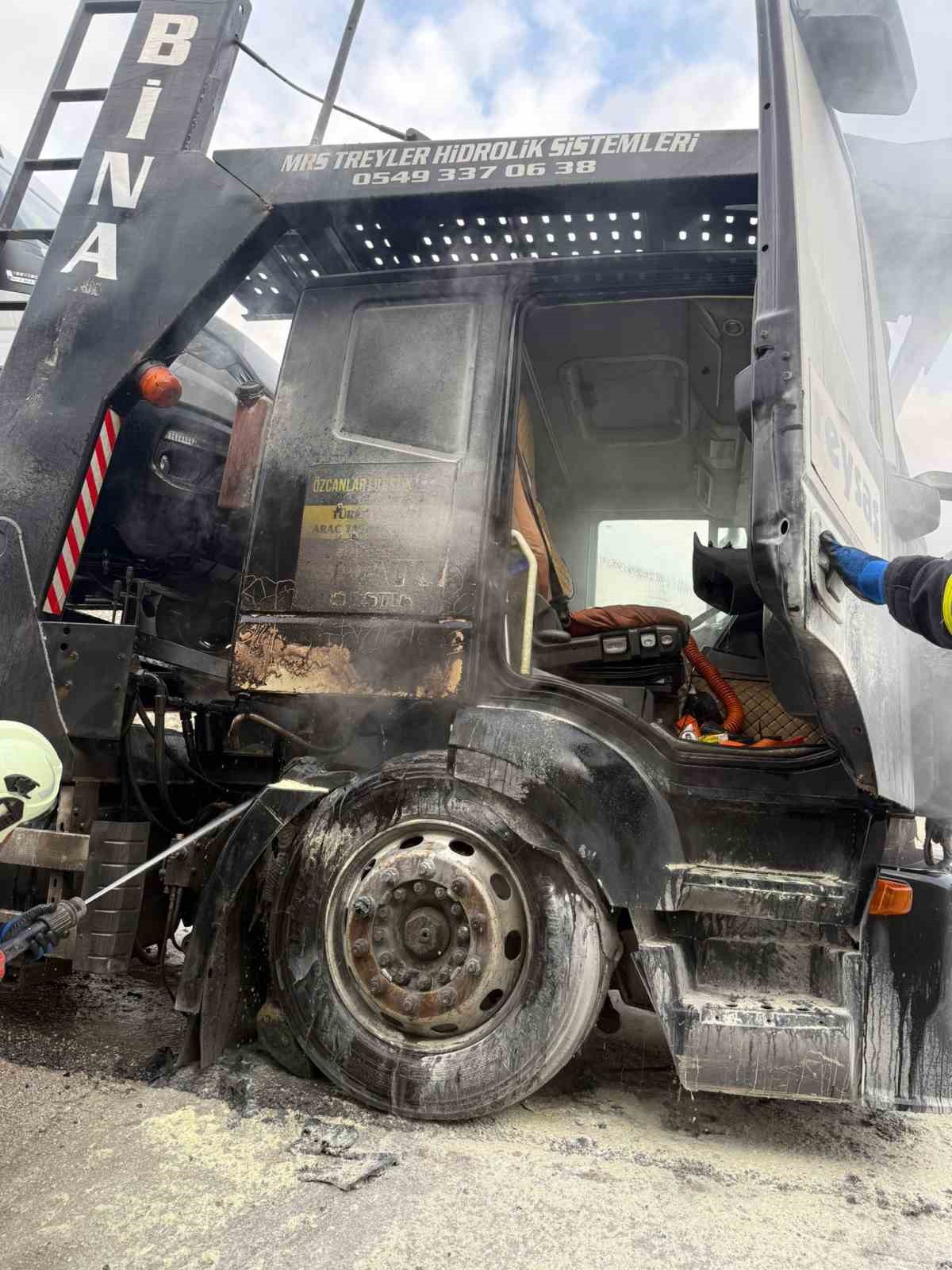 D100 çekicide çıkan yangını itfaiye söndürdü