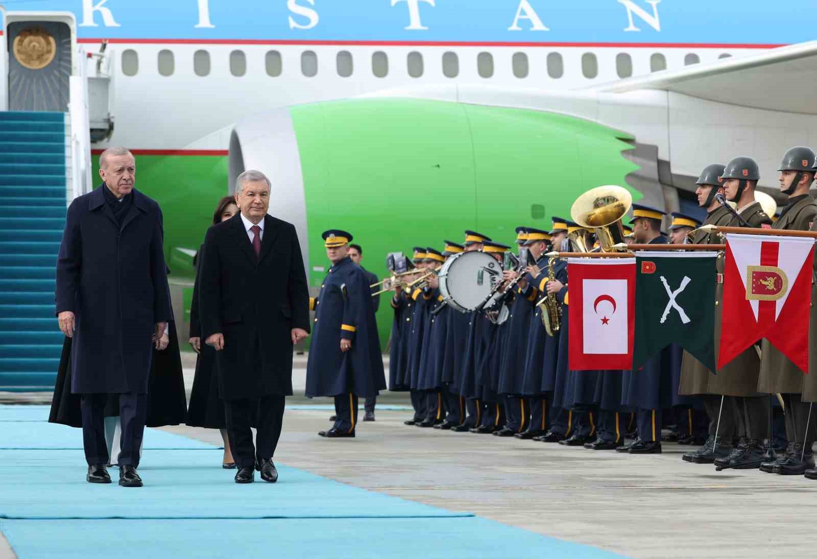 Cumhurbaşkanı Erdoğan, Özbekistan Cumhurbaşkanı Mirziyoyev’i havalimanında karşıladı