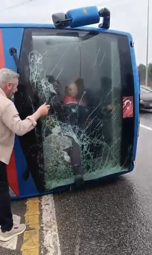 Kağıthane’de devrilen cezaevi nakil aracından yaralıların kurtarılma anları görüntülendi