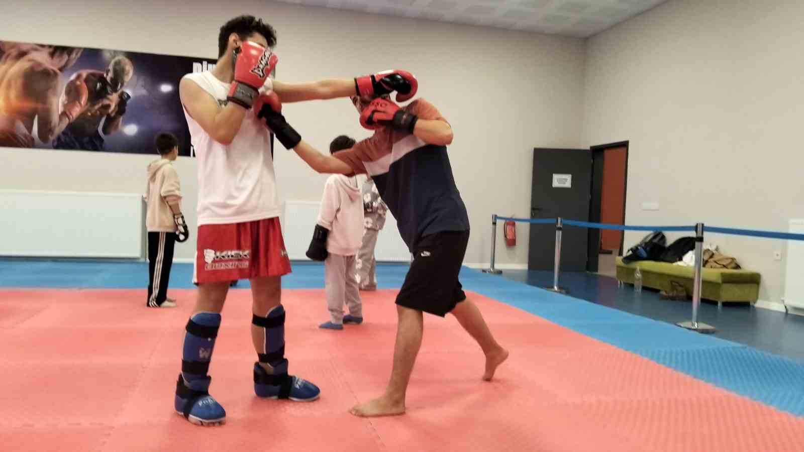 Genç sporcular Kick Boks ile zamanlarını sporla değerlendiriyor
