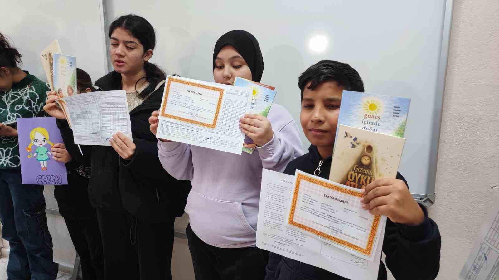 Adana’da engelleri aşan karne sevinci: Görme engelli öğrenciler ’’Braille alfabesi’’ ile hazırlanan karnelerini aldı