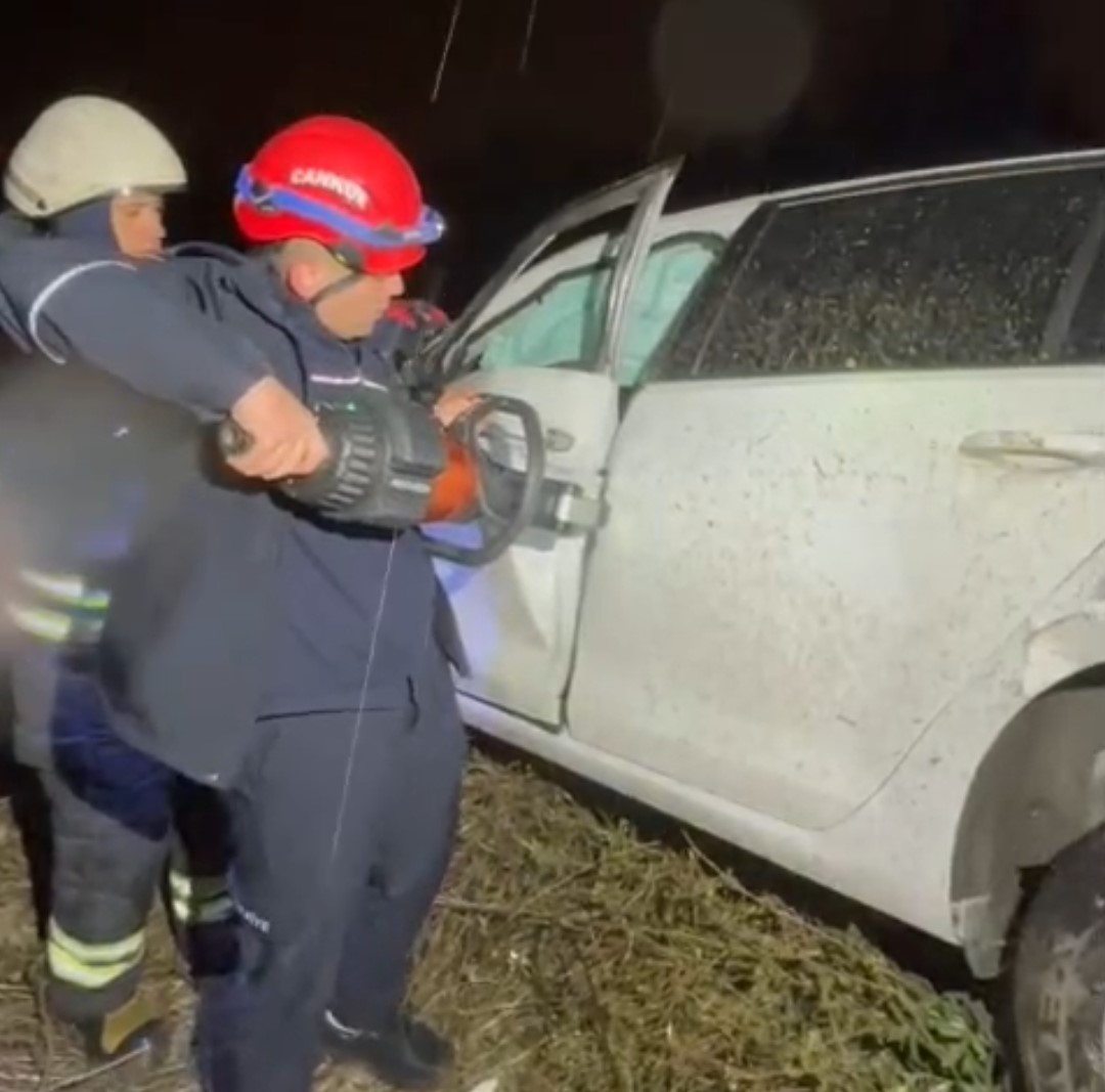 Adana’da şarampole yuvarlanan otomobildeki 2 kişi yaralandı