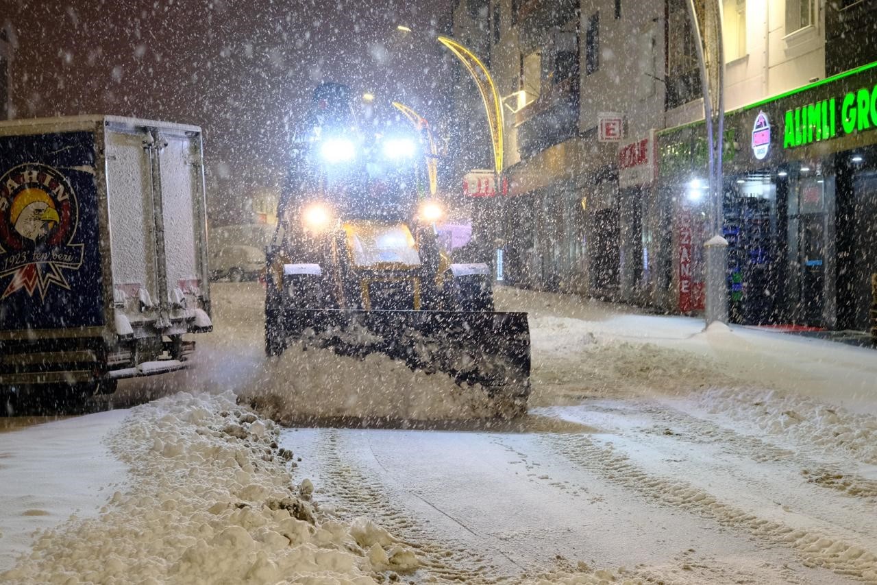 Akdağmadeni Belediyesi ekipleri kar mesaisinde