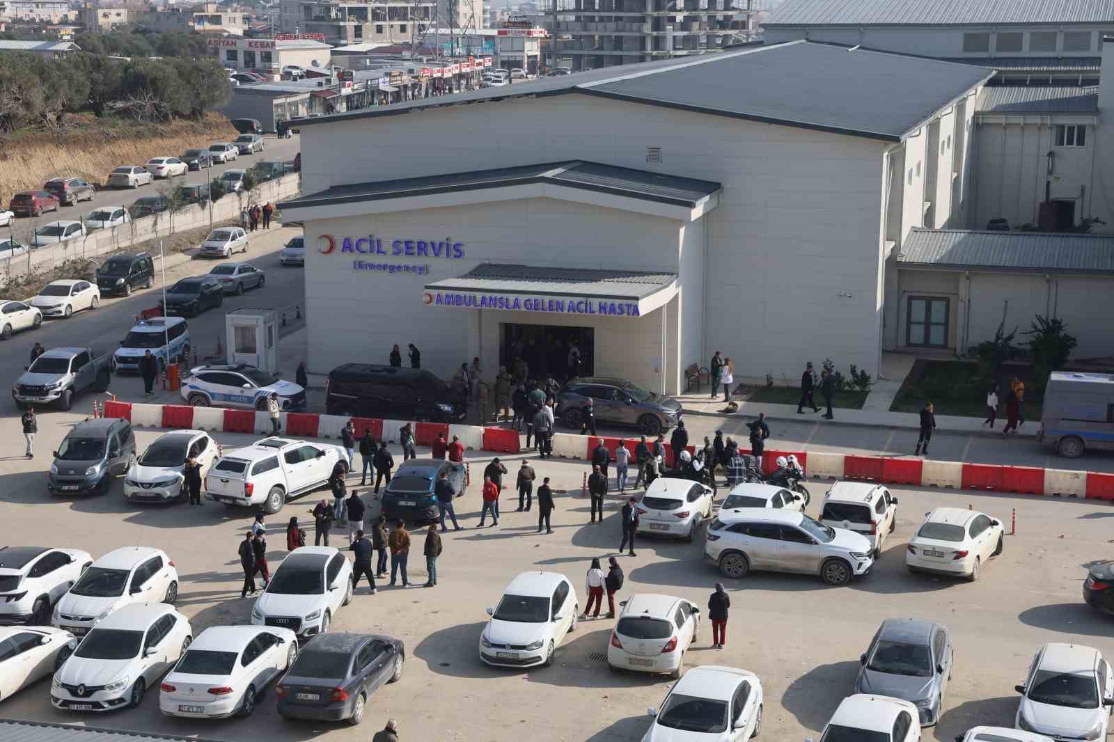 Akli dengesi bozuk şahsın ‘canlı bombayım’ demesi üzerine hastanede panik yaşandı