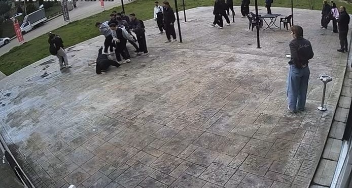 Akran zorbalığı sokağa taştı: Esnaf genci darp edilmekten kurtardı