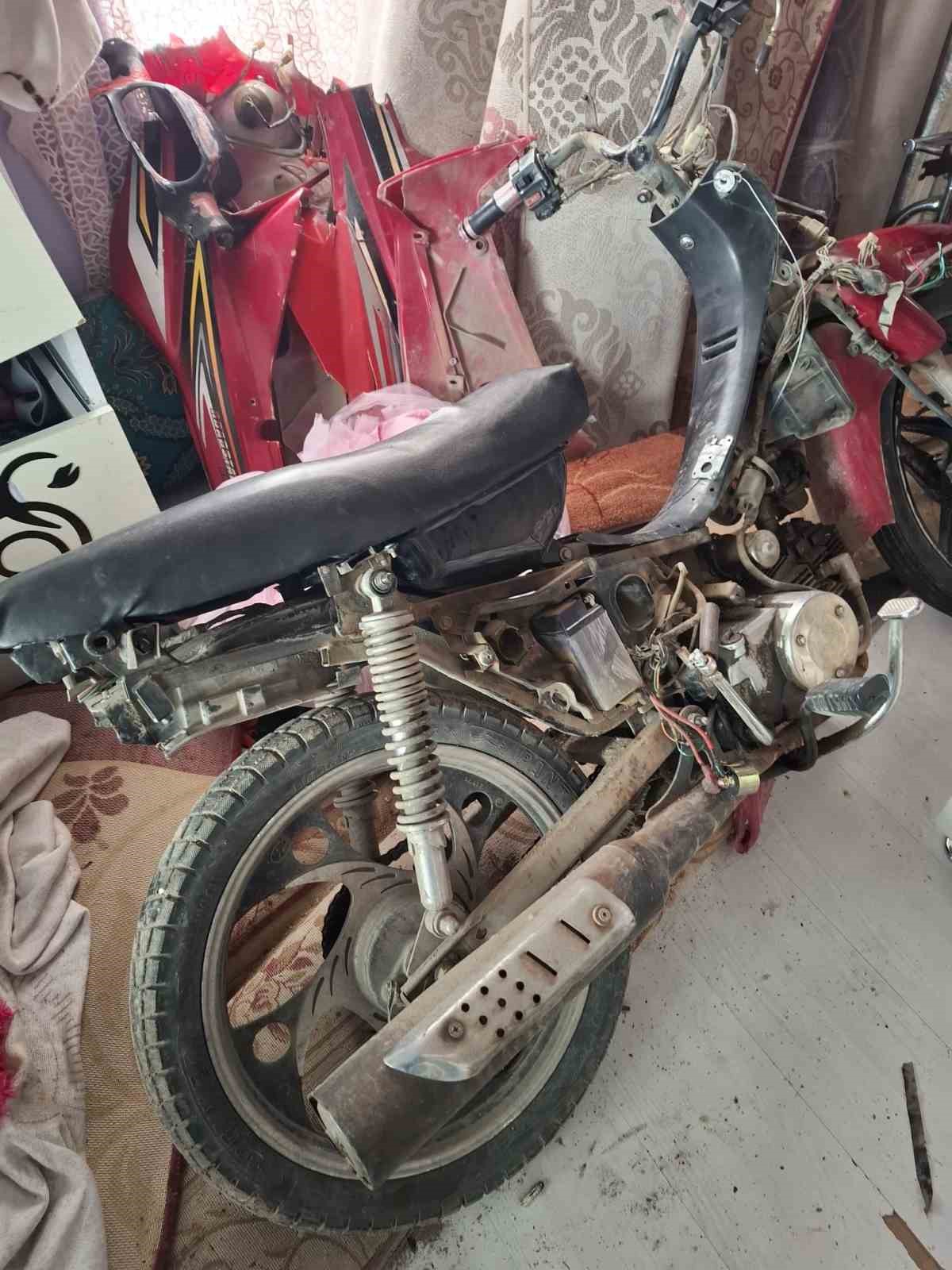 Akşehir’de çaldıkları motosikleti parçalarken yakalanan 2 kişi tutuklandı