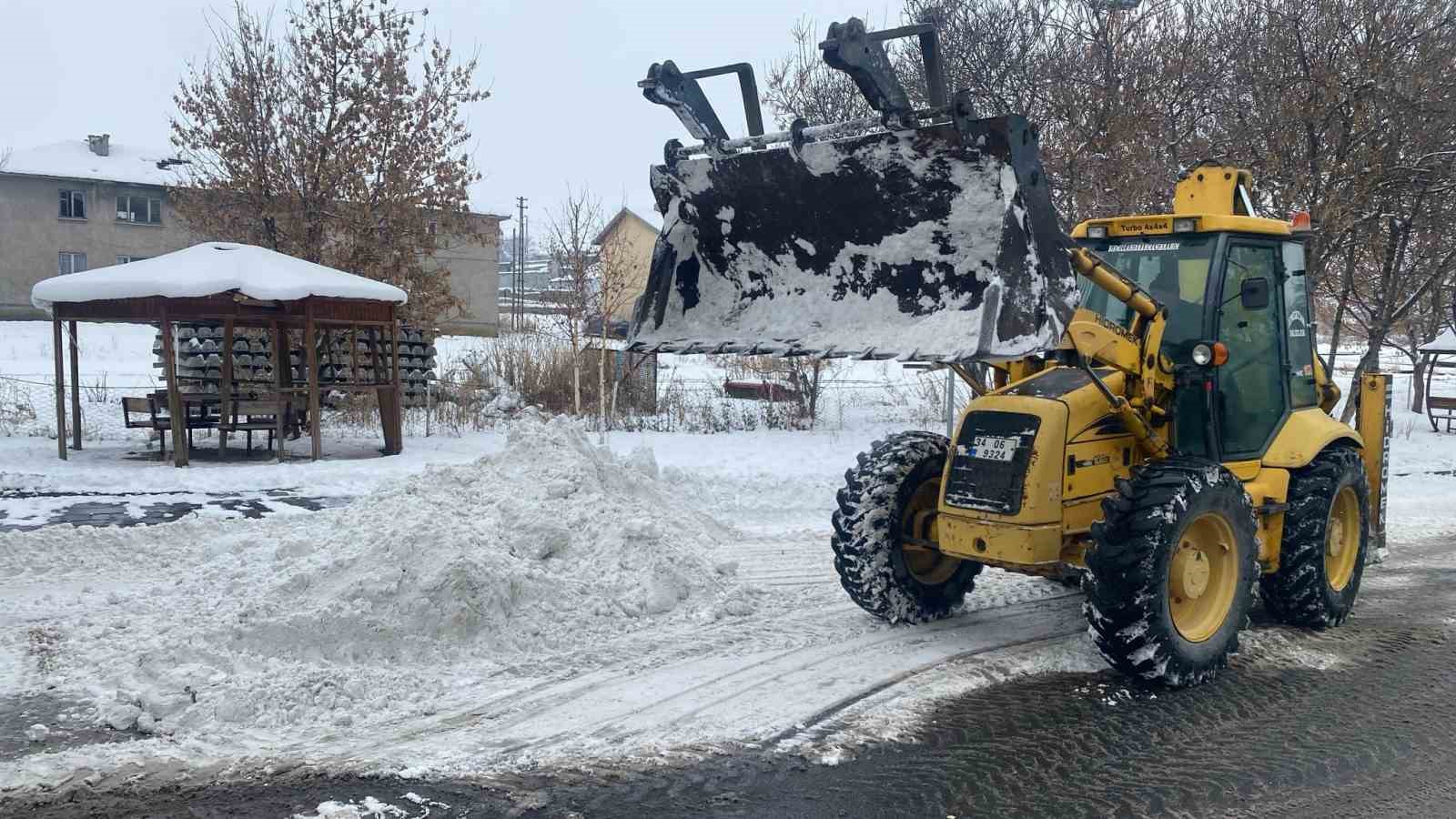 Akyaka Belediyesi karla mücadele ekipleri görev başında