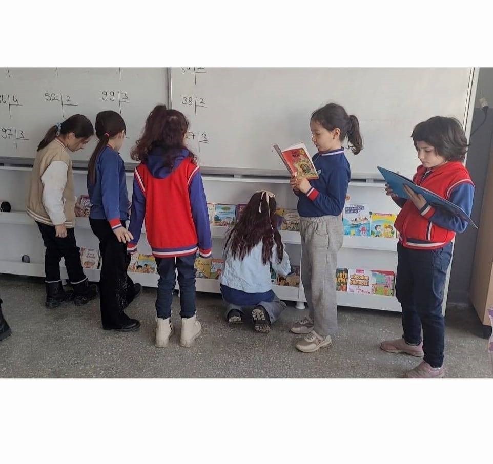 Altıntaş Zafer İlkokulu’nda sınıflara kitaplık kazandırıldı