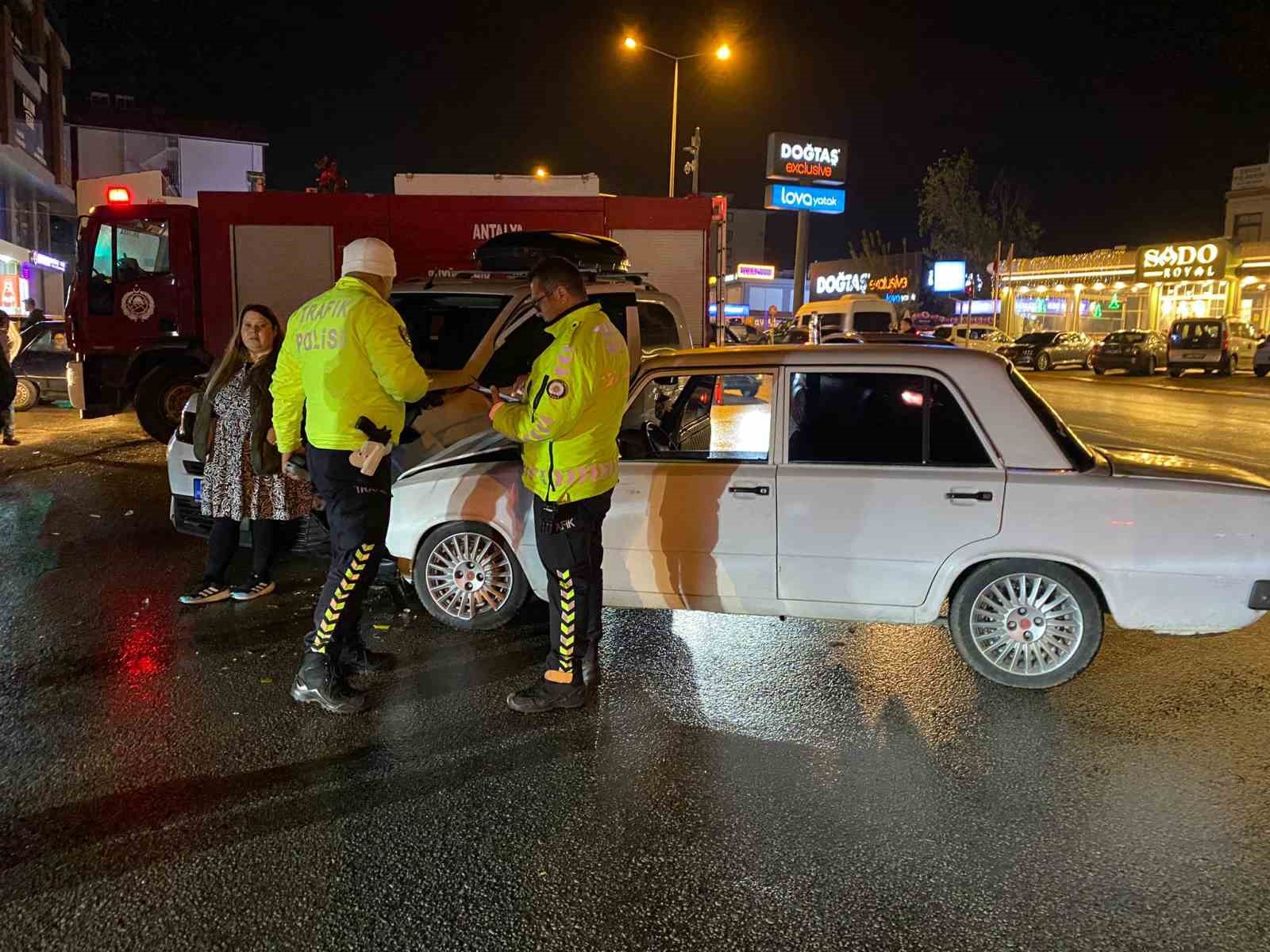 Antalya iki otomobilin çarpıştığı ve 3 kişinin yaralandığı kaza anı kamerada