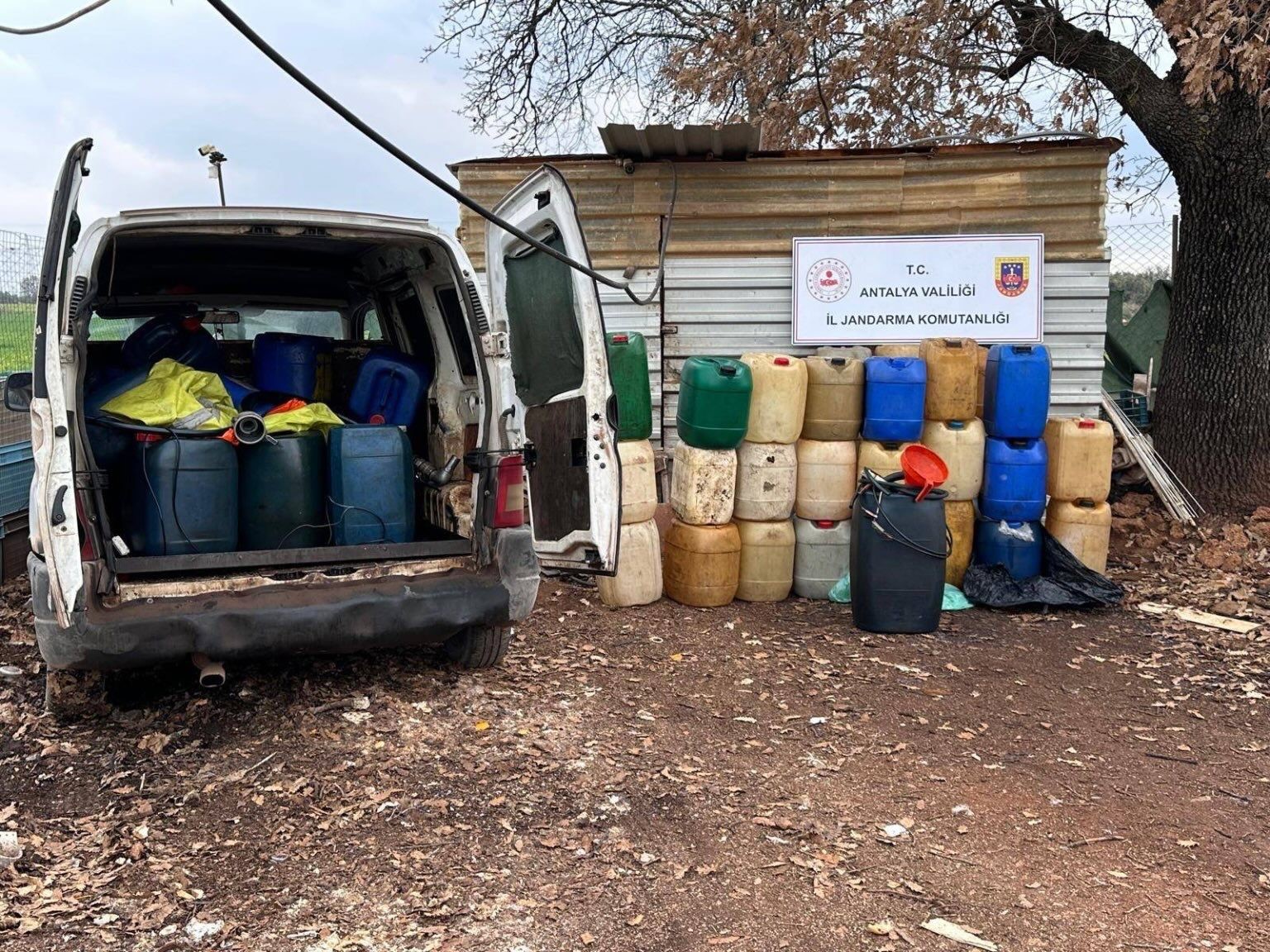 Antalya’da 2 bin 350 litre kaçak akaryakıt ele geçirildi
