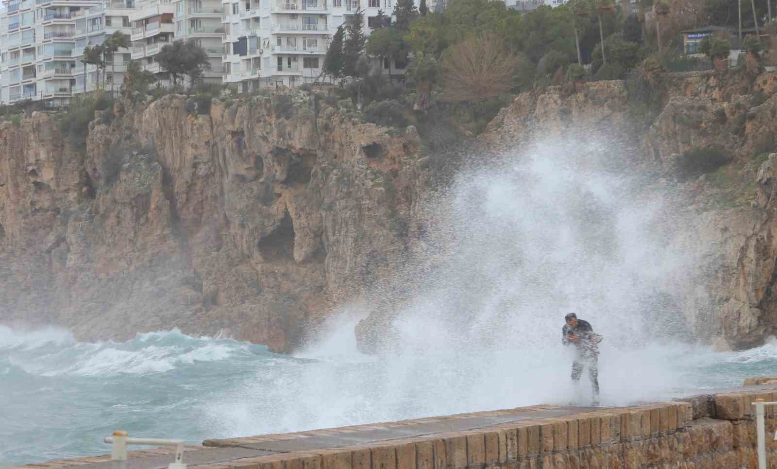 Antalya’da çatı uçtu, aracın üzerine tabela devrildi, elektrik telleri koptu