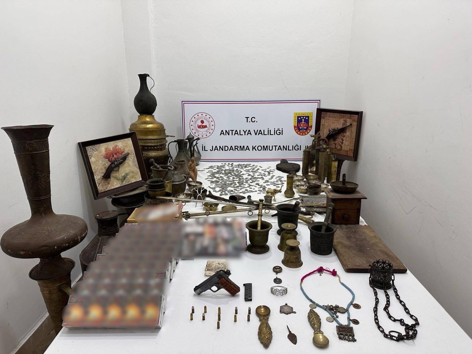 Antalya’da tarihi eser ve kaçak eşya operasyonu