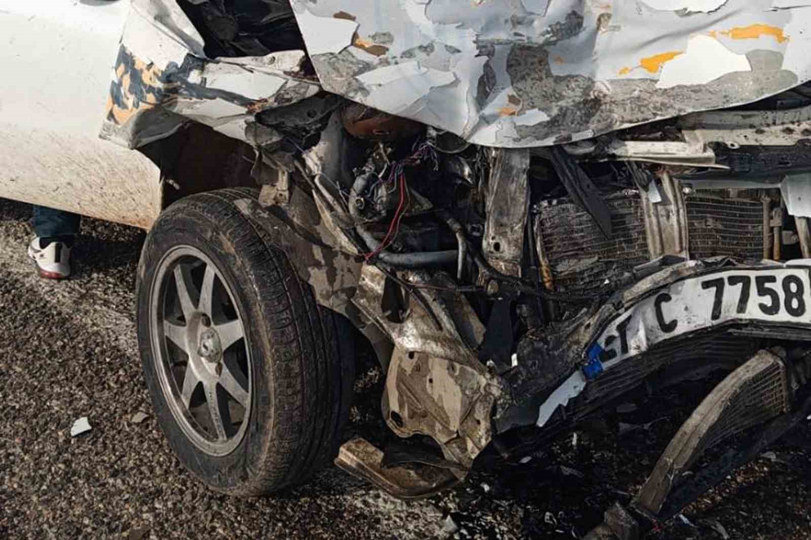 Araban’da otomobil ile kamyonet çarpıştı: 2 yaralı