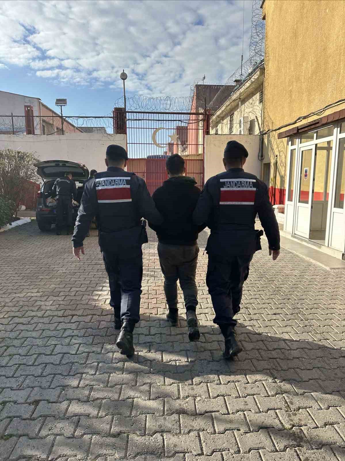 Aranan şahıslar jandarmadan kaçamadı