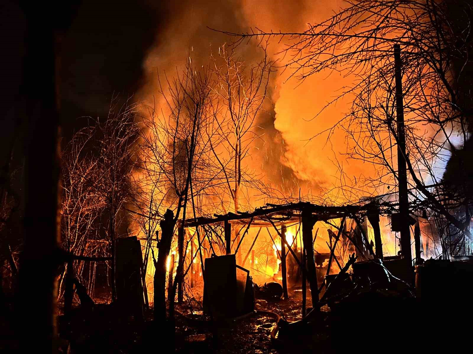 Ardiye yangını eve sıçramadan söndürüldü