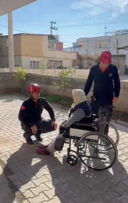 Asansör devre dışı kaldı, itfaiye yaşlı kadını evine taşıdı