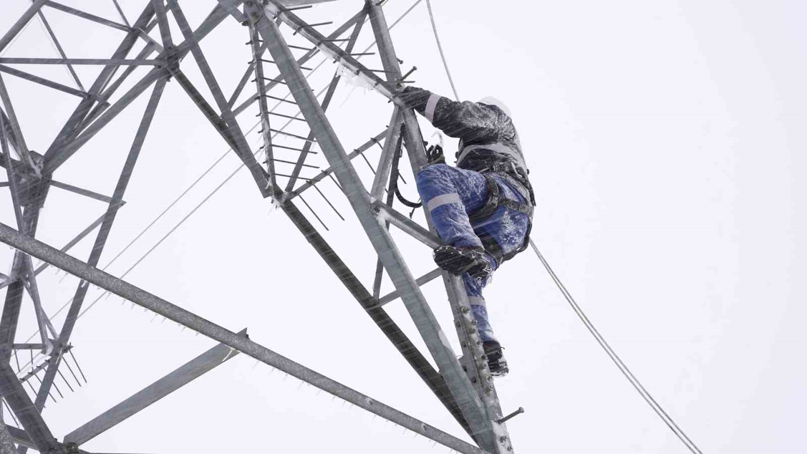 Bakan Bayraktar: "Vatandaşlarımıza kesintisiz enerji akışı sağlamak için ekiplerimiz 7 gün 24 saat sahada"