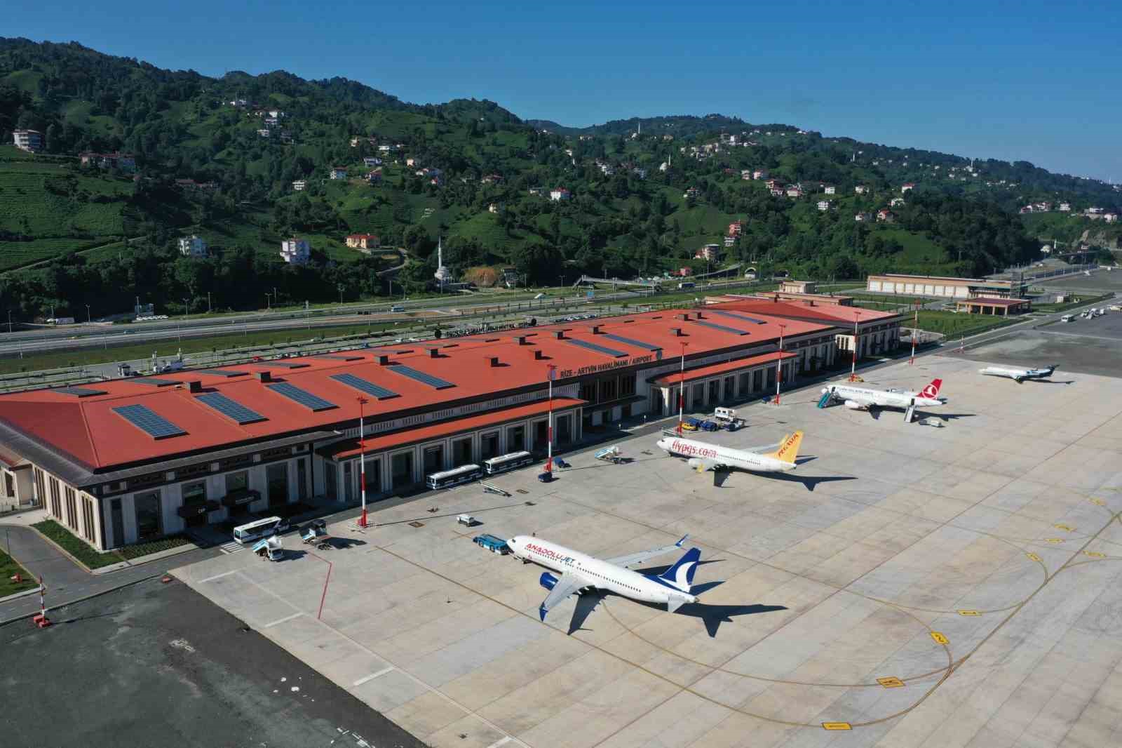 Bakan Uraloğlu: "12 aylık dönemde üst geçişler ile birlikte toplam 2 milyon 507 bin 399 uçak trafiğine ulaştık"