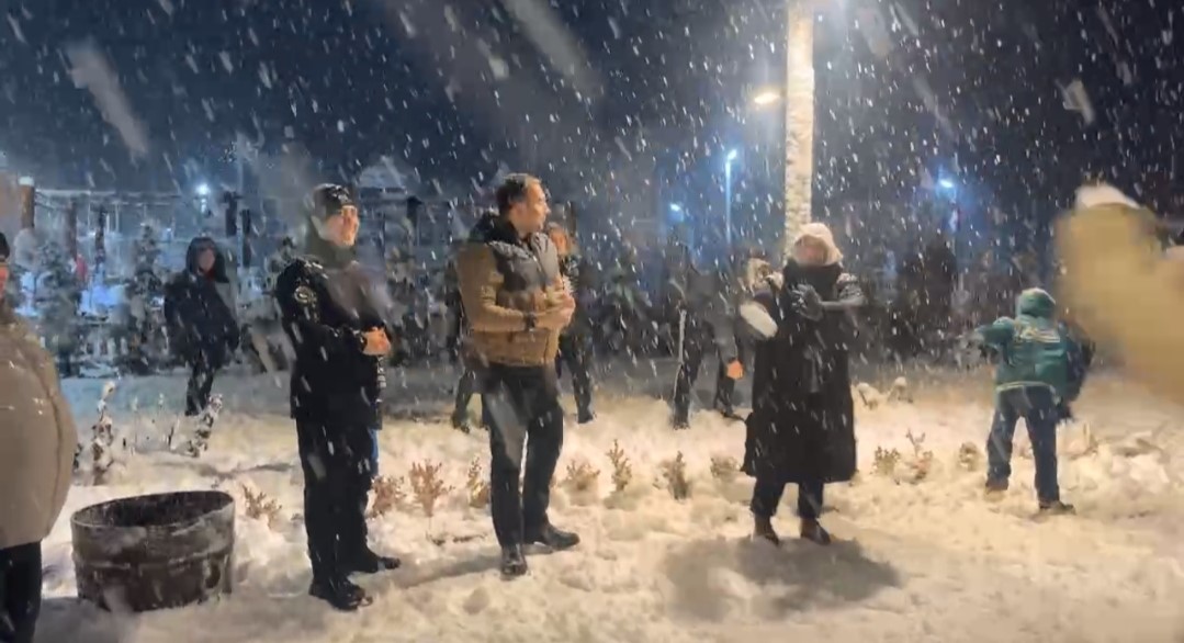 Bartın’da ilçe protokolü vatandaşlarla kartopu oynadı