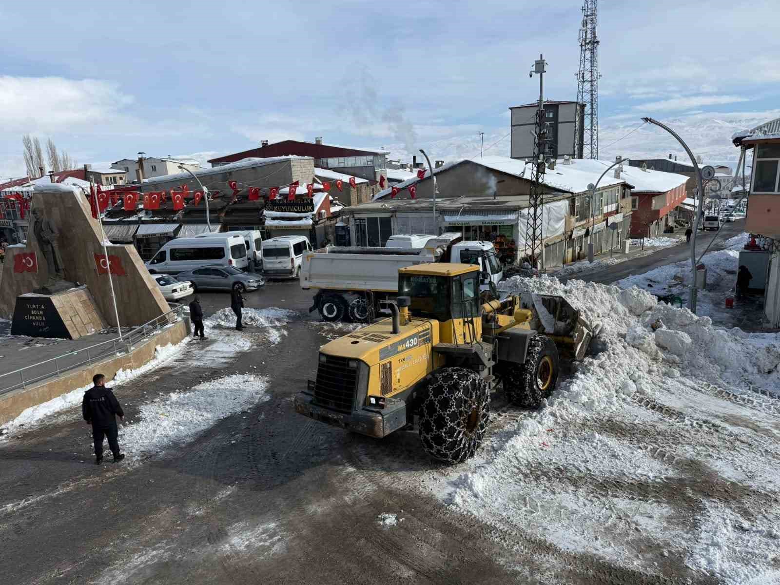 Başkale’de karla mücadele çalışması