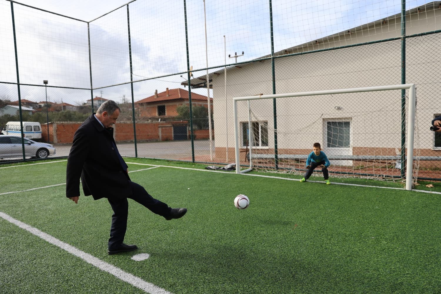 Başkan Balaban maç yapan çocukların eğlencesine ortak oldu