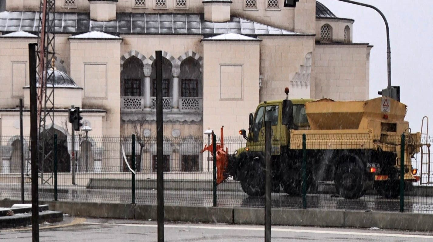 Başkentte kar ve karla karışık yağmur etkili oldu