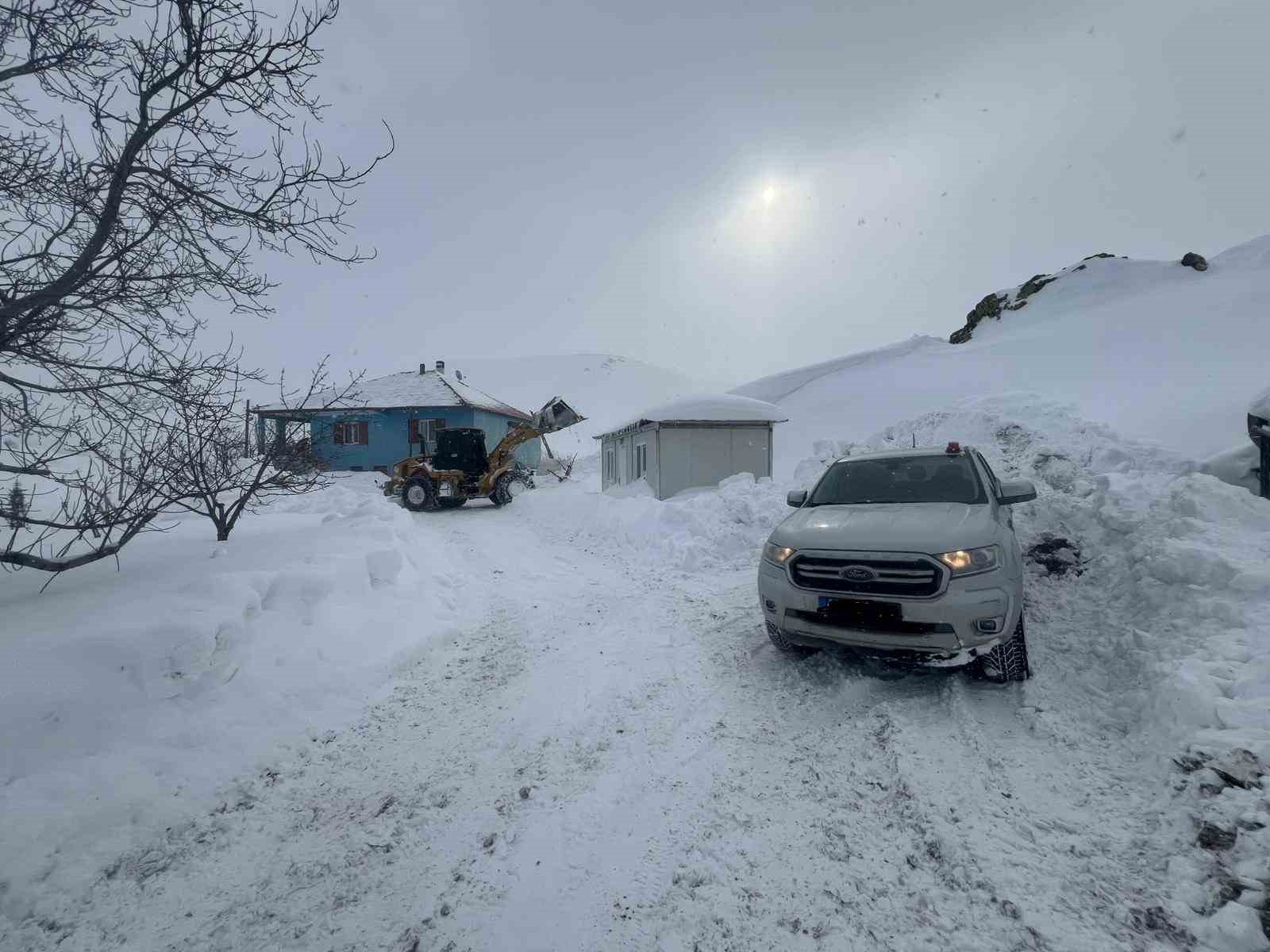 Battalgazi Belediyesi ekipleri, sağlık çalışanlarını iş makinesiyle hastaya ulaştırdı