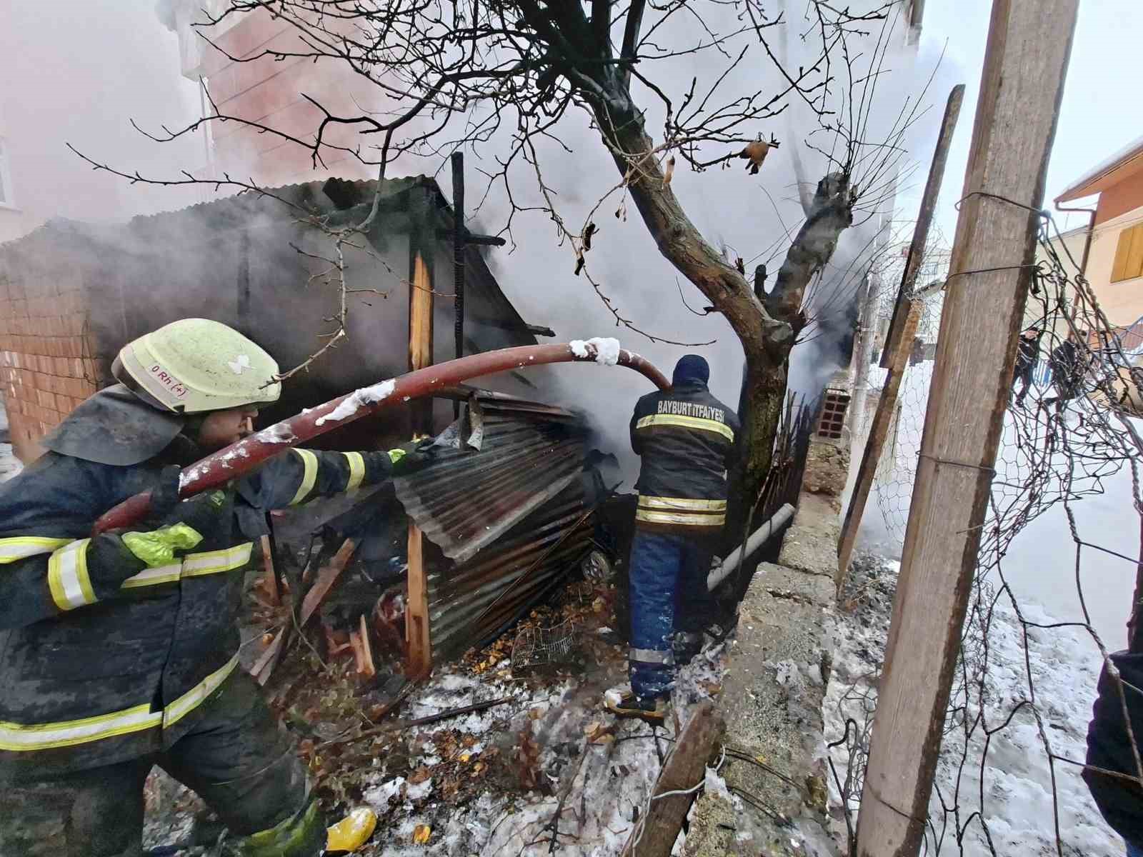 Bayburt’ta garaj ve depo olarak kullanılan alanda çıkan yangın söndürüldü