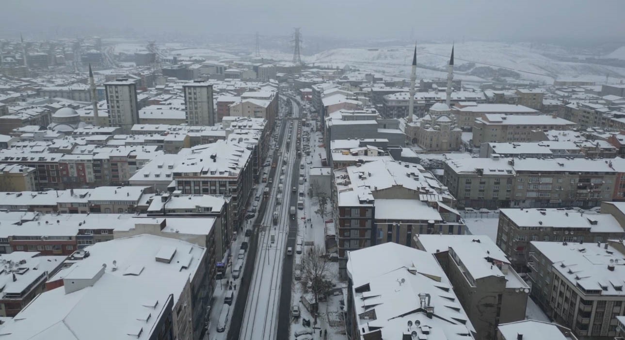 Beyaza bürünen Sultangazi havadan görüntülendi
